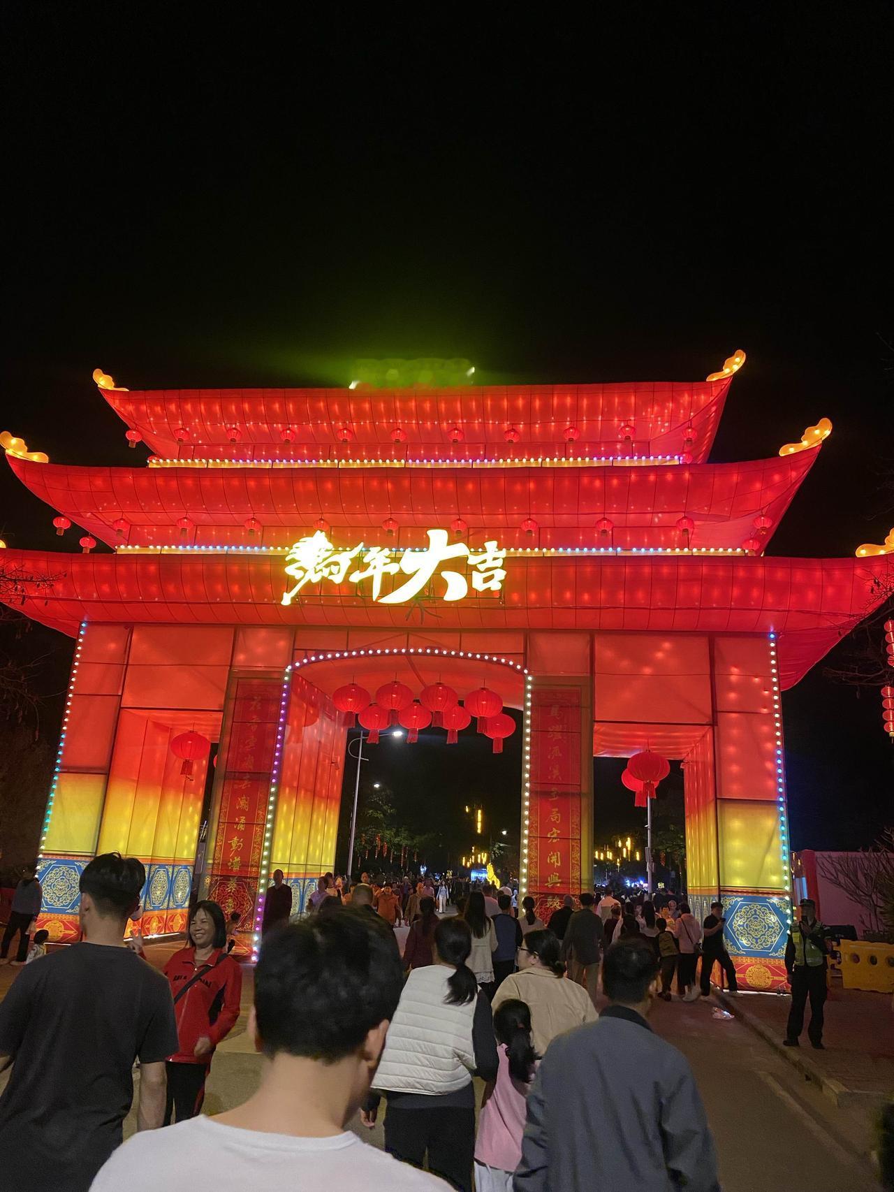 大概就是从逛花街中才能有浓浓的年味！