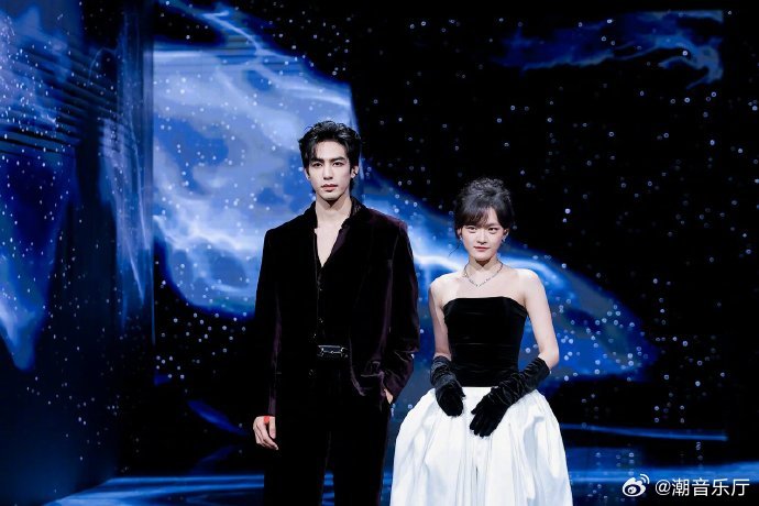 宋威龙文淇合体走红毯宋威龙文淇红毯同框 宋威龙文淇微博之夜红毯合体，清冷系颜值同