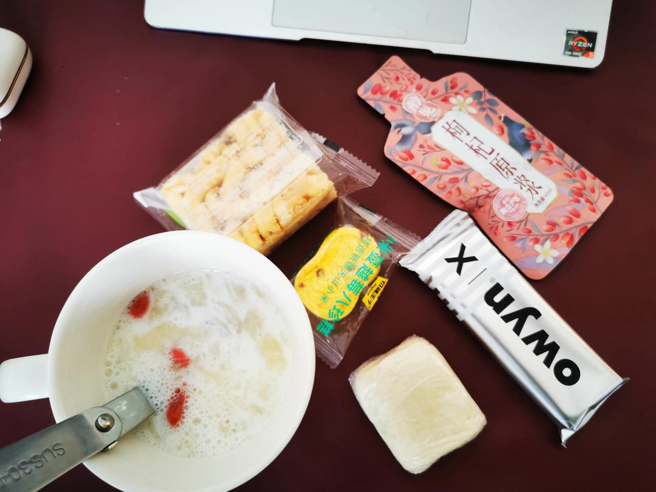 今日下午茶记录
山羊奶银耳羹润肺，
红枸杞原浆补气血让自己能量满满
还有一些好吃