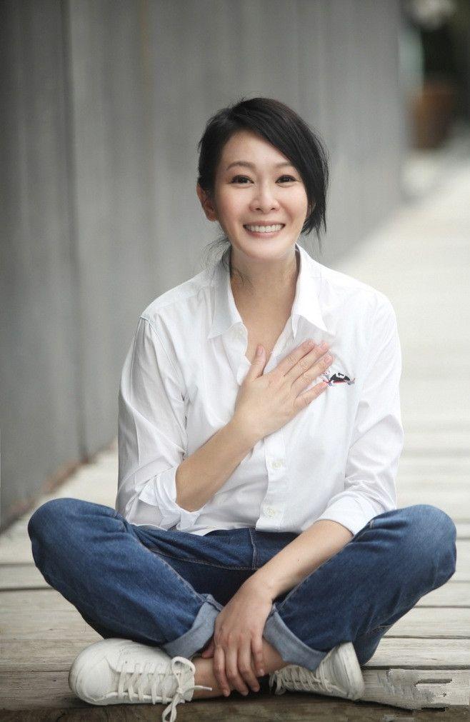 2011年，41岁的刘若英嫁给了身价过亿的钟小江。结婚当晚，刘若英提出了3个正常