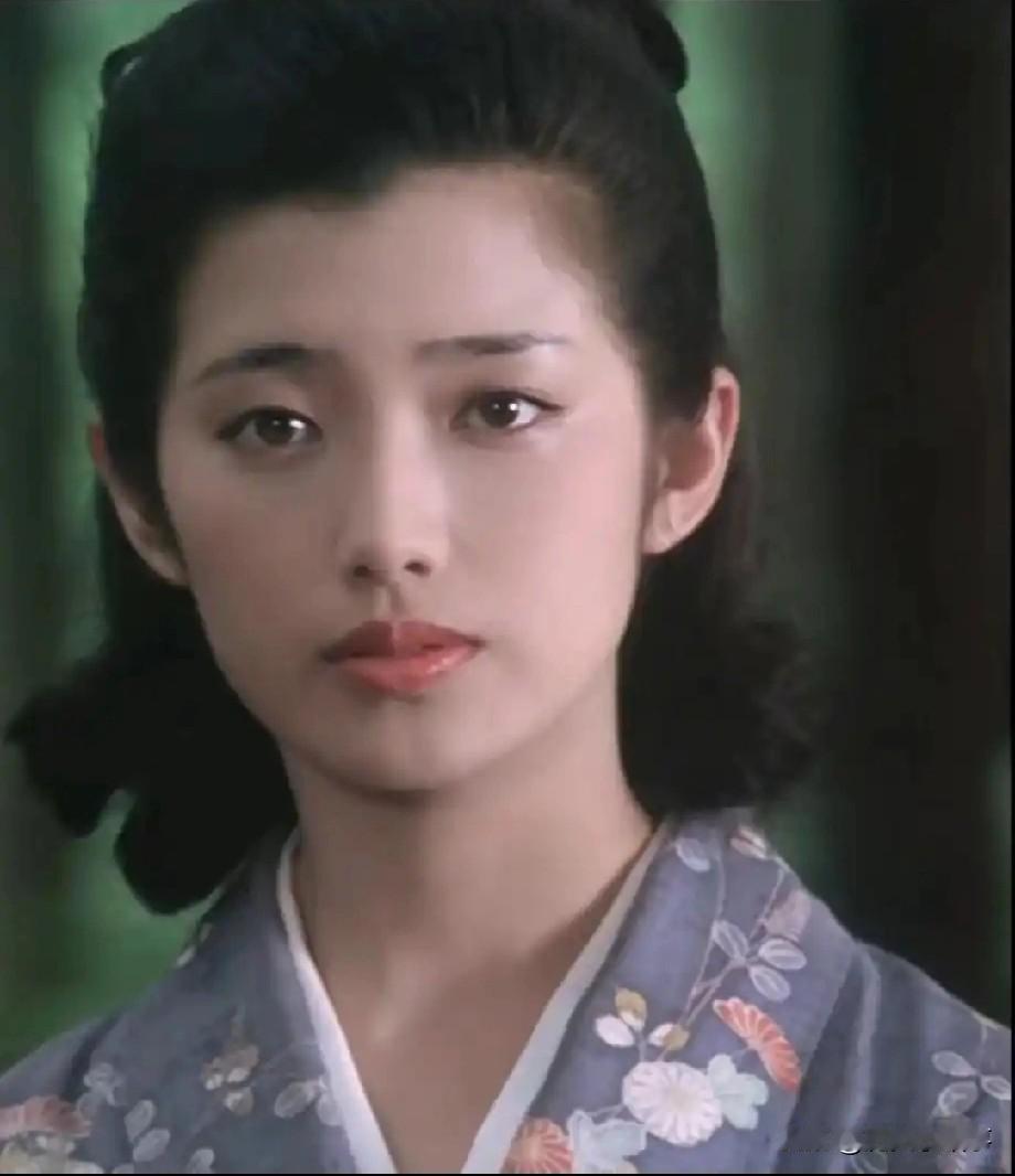 1966年，7岁的山口百惠放学后，看到母亲被一个女人骑在身上殴打，而父亲竟然背着