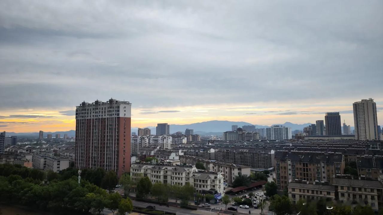 #随手记录秋日生活#贝碧嘉过后，天空出现了晚霞，夕阳把云朵烧的红通通的。九月的雨