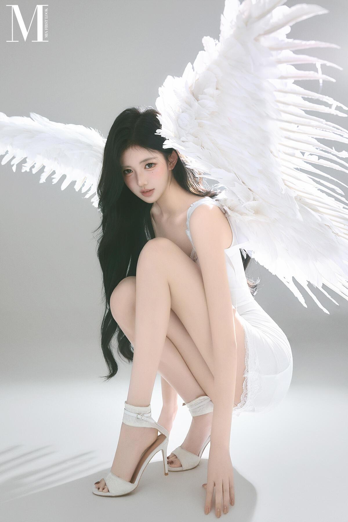 光影叙事：光与翼的协奏曲，白裙勾勒出优雅曲线，每一帧都是天使的私藏写真。
 .