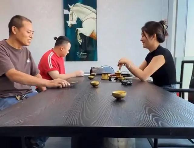 劳斯莱斯撞了货车，不用保险还自掏腰包修车？富婆朱女士的“大方”让网友一头雾水。视