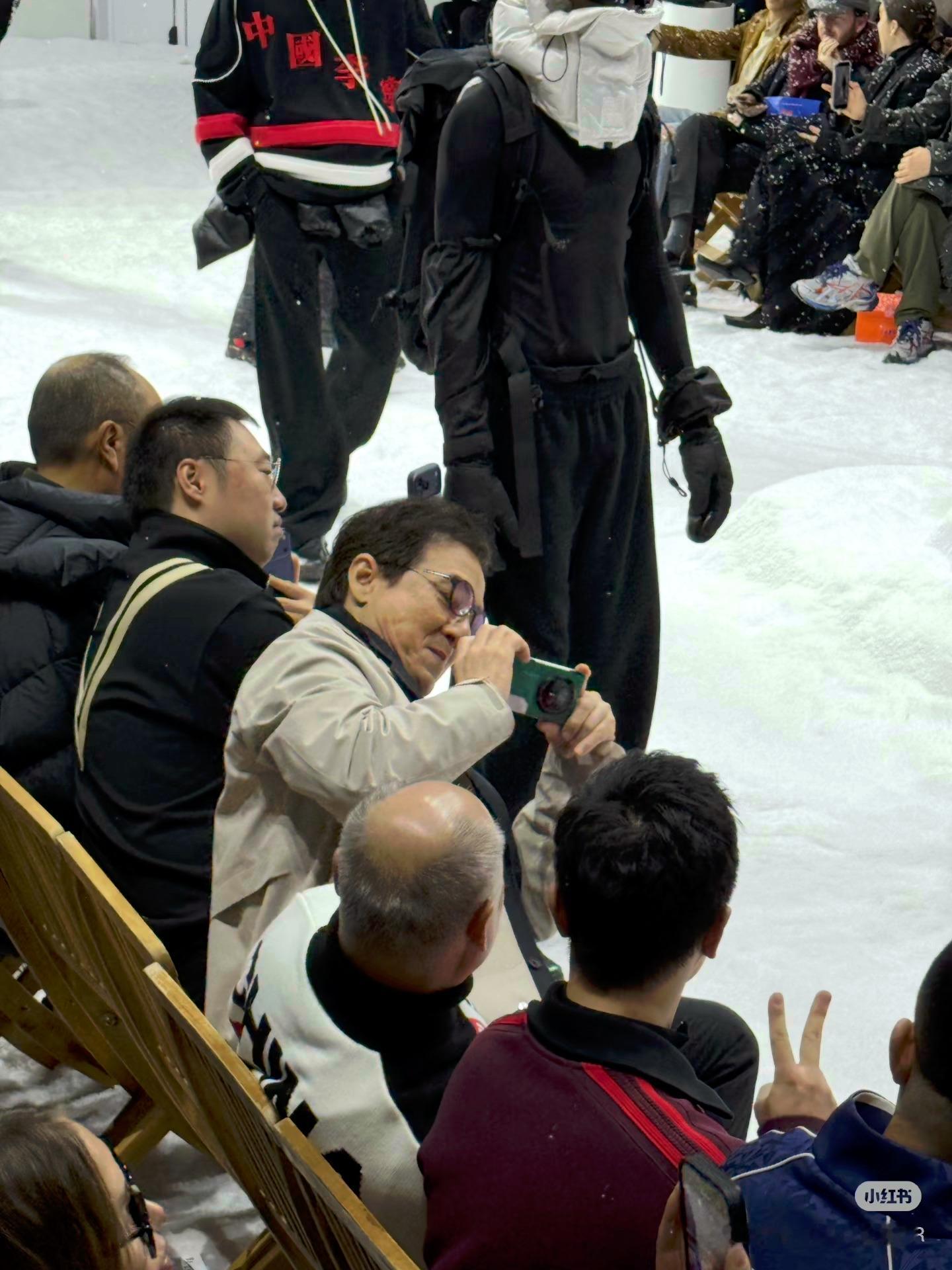 我服了吧成龙大哥你别太爱了咋在秀场里还给小马拍照马龙李宁品牌代言人