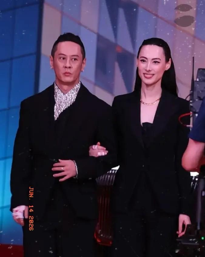 今晚心里最不是滋味的，大概就是李泽楷了。
梁洛施直接带着男友马浴柯亮相公开活动，