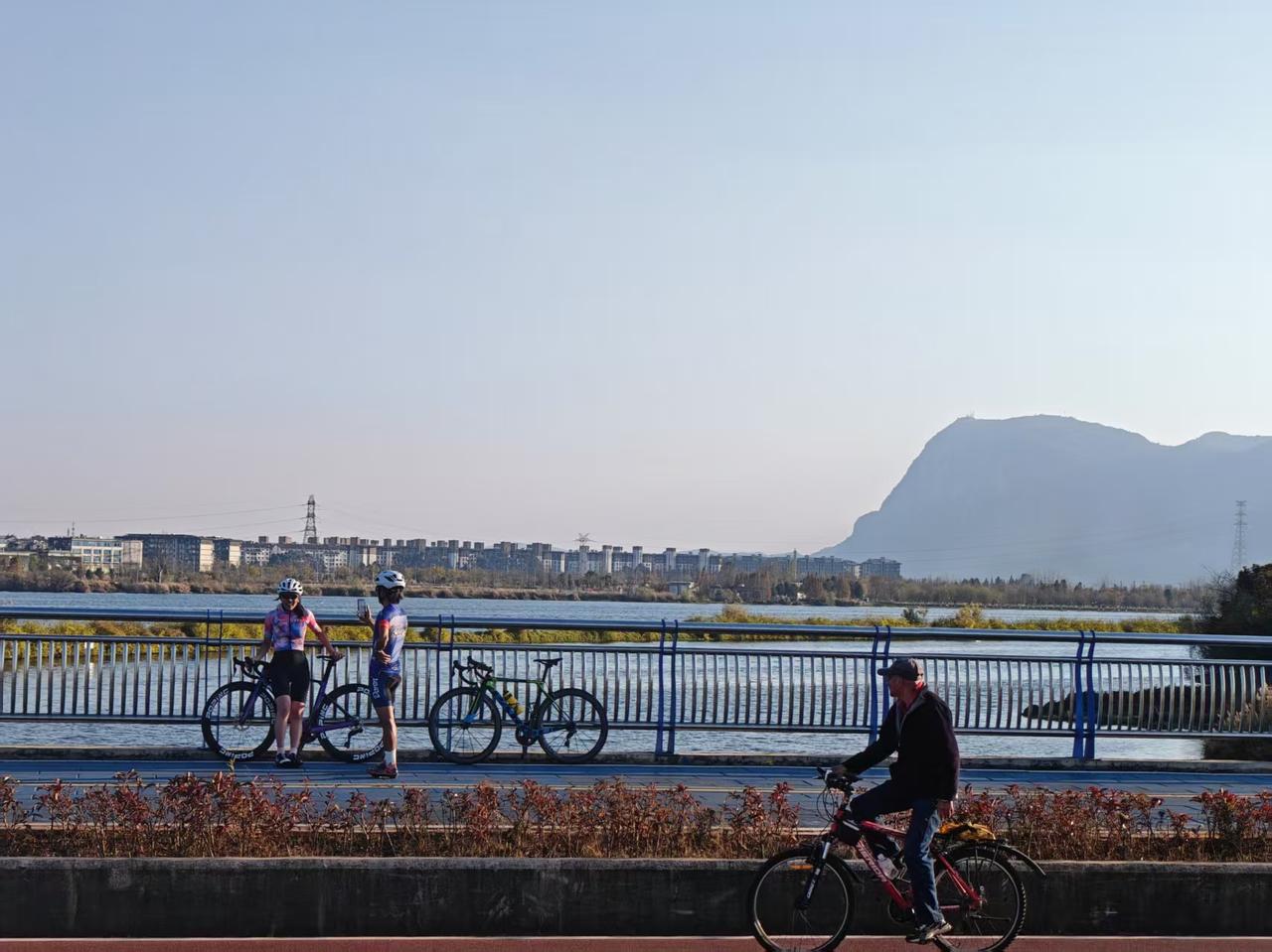 昆明滇池绿道绝对是中国“最美绿道”的有力争夺者之一。
它分草海绿道（已闭环）和外