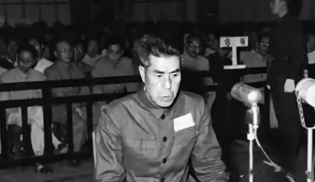 1957年，许世友将军的警卫连长徐永卿前往上海办事，路上和一名男子擦身而过。多年