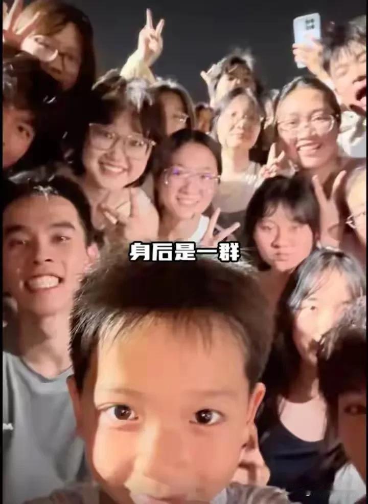 8岁男孩夜市鞠躬刷屏：这才是我们该追的真正顶流

郑州夏夜的晚风裹着大学城夜市的