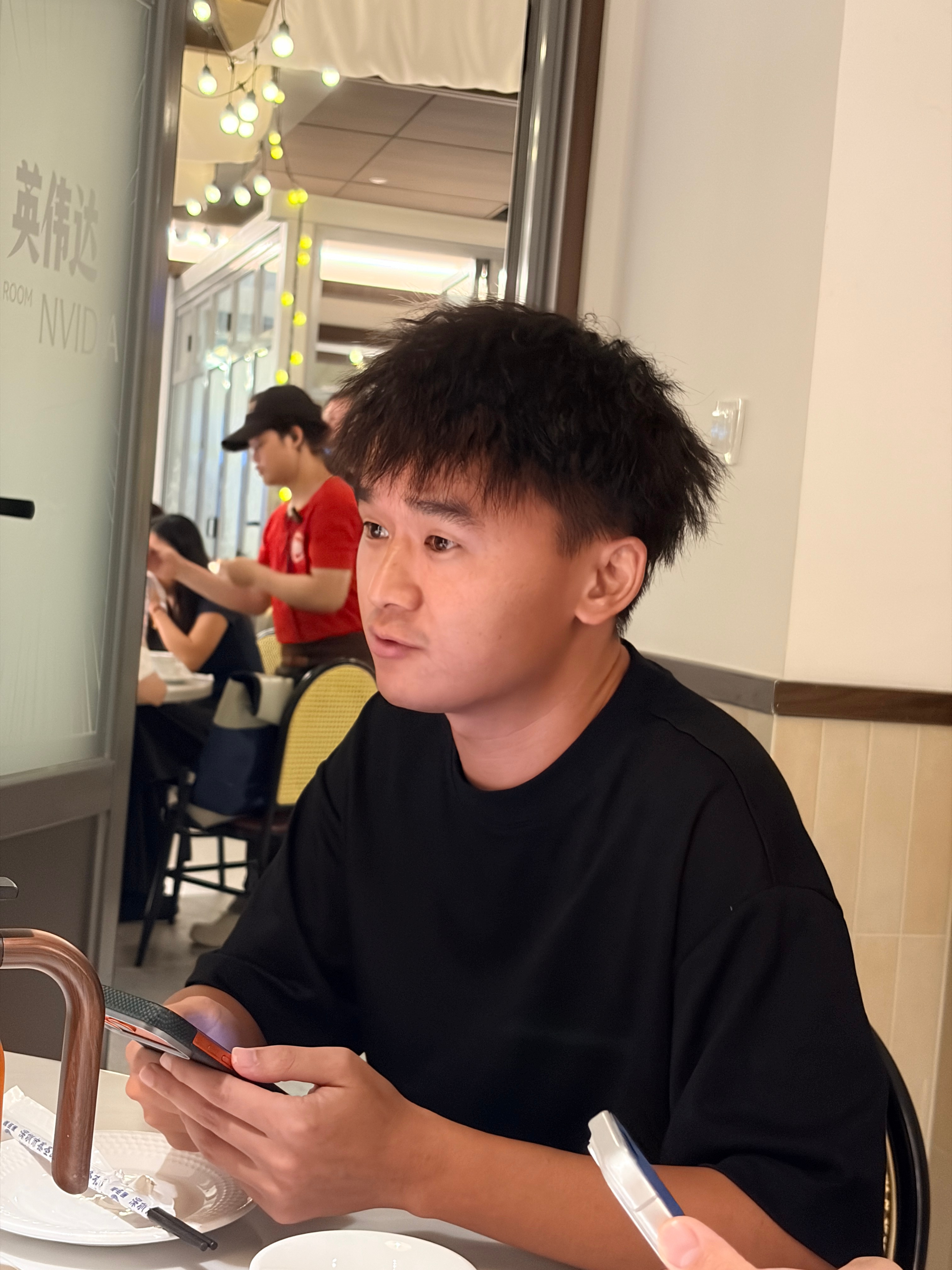 锡纸烫男人带来了网友送的茅台，人都变帅了！ 深圳