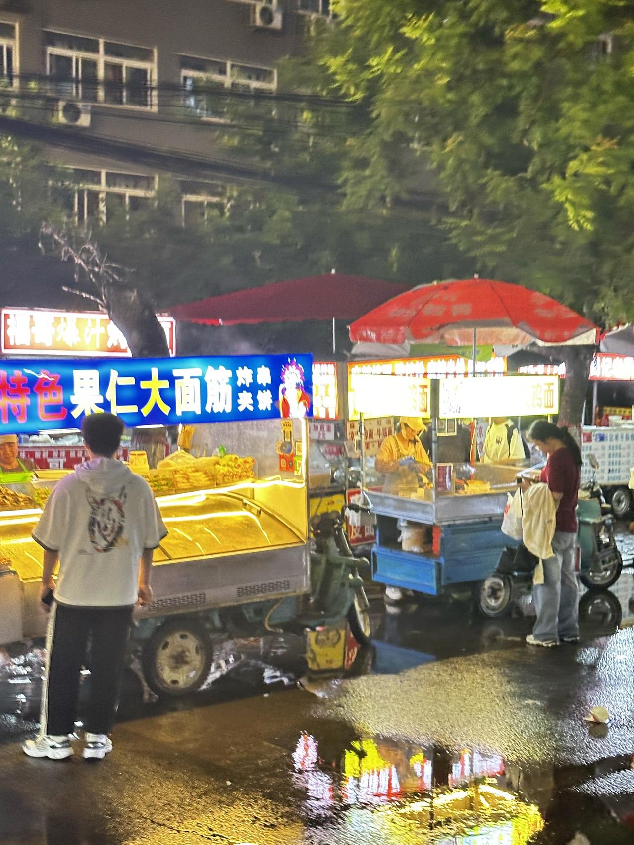 街边摊美味 寻味烟火气路边摊