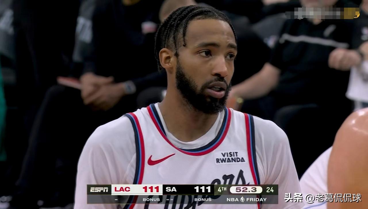 快船悍将小琼斯真是太不自量力了！在今天快船客场以112：116不敌马刺的比赛中，