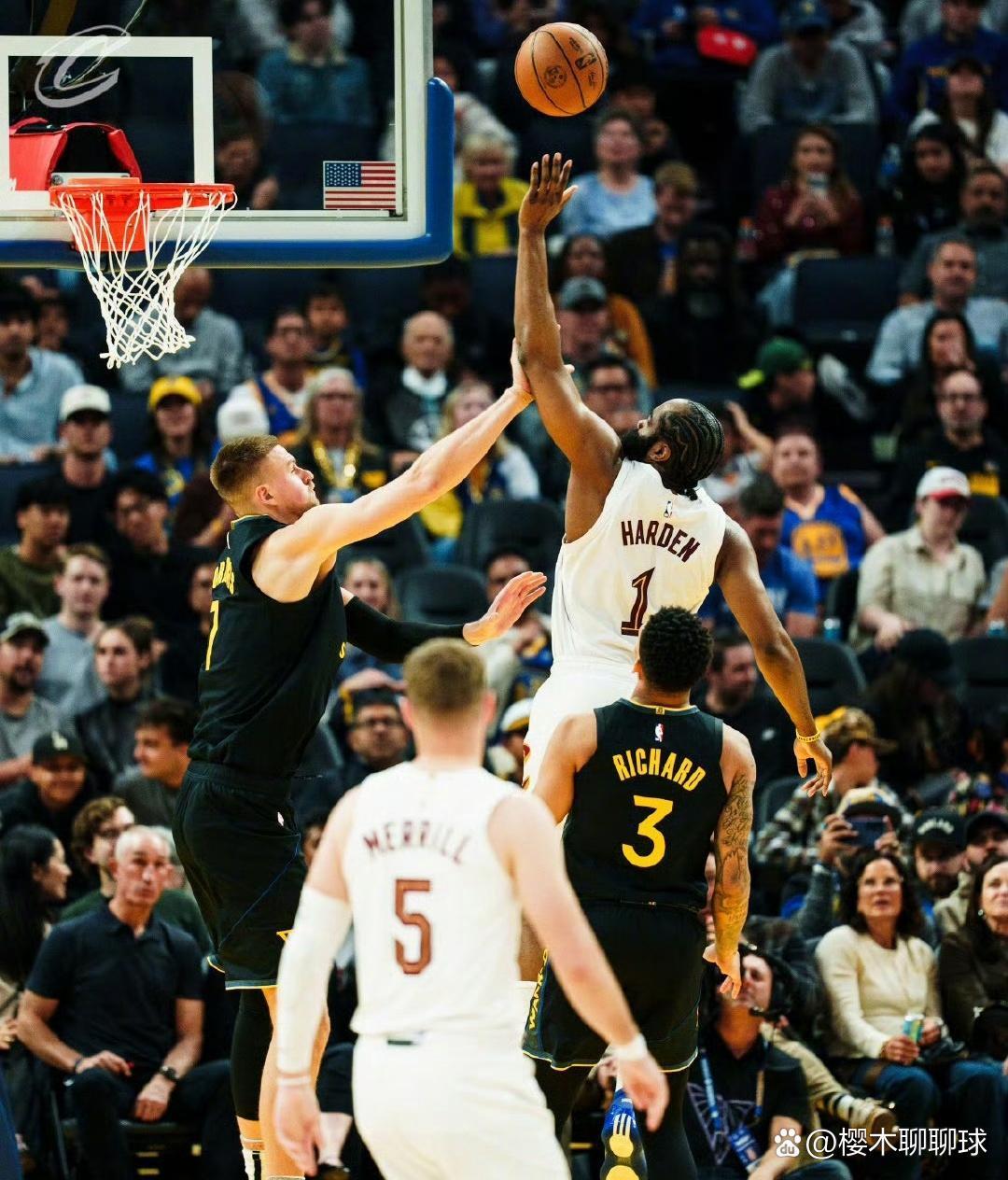 在北京时间4月3日进行的一场NBA常规赛中，克利夫兰骑士队客场以118比111战