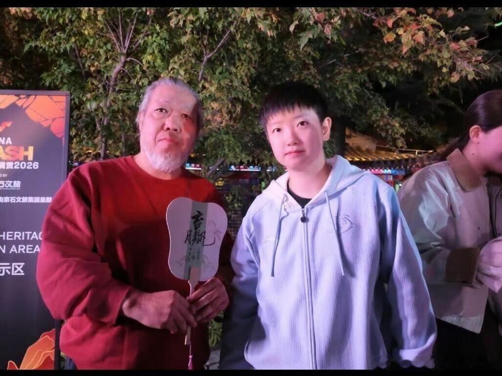 孙颖莎希望球迷注意秩序WTT中国大满贯场外，一众球迷齐聚，等着见证孙颖莎的首秀，