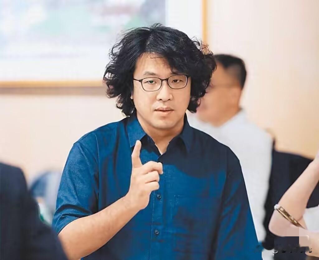 沈伯洋是去年10月28日被重庆公安局通缉的，将近4个月了，在这期间，沈伯洋非常嚣