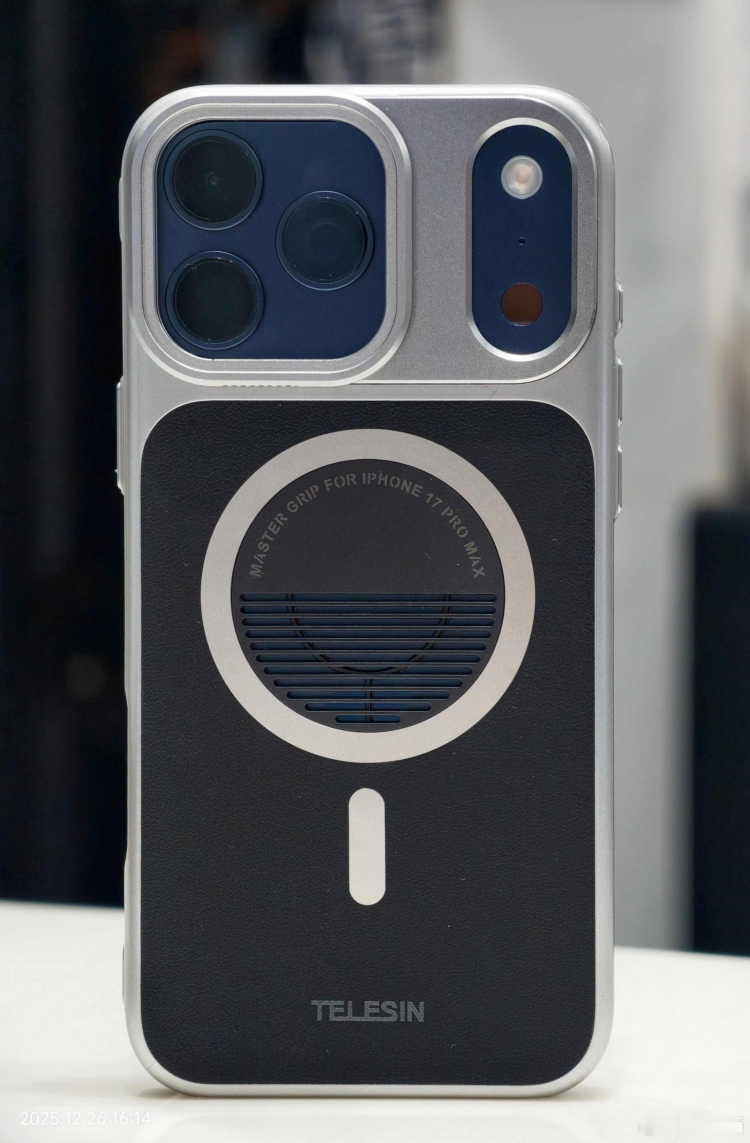 安卓旗舰发布了影像套装，虽然苹果官方没有发布影像套装，但是泰迅做了iPhone1