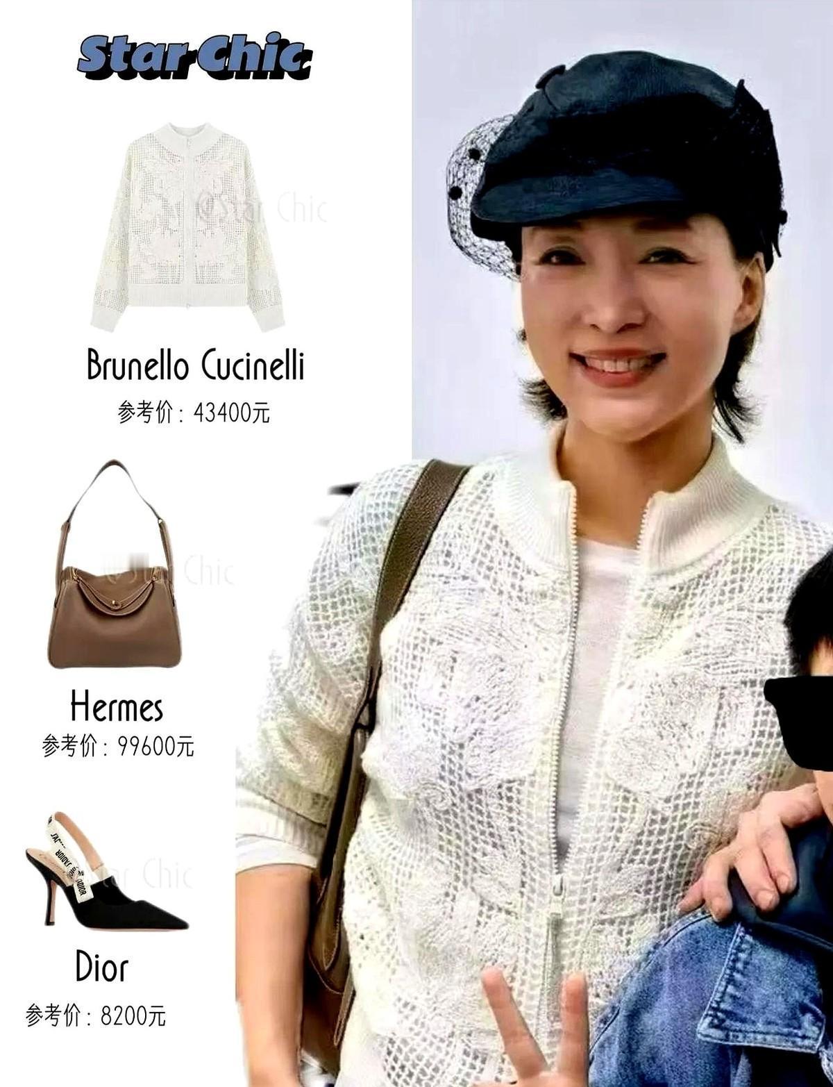 董卿脱下春晚礼服，穿一件旧马甲坐在亲戚家饭桌前。
照片里，她把红丝巾系得松松垮垮