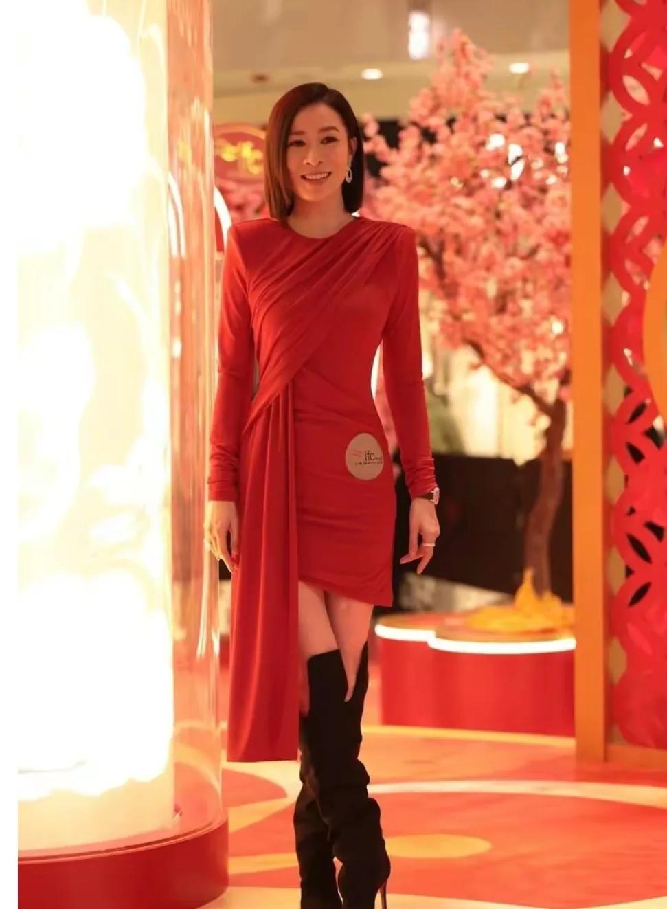 佘诗曼现身上海
一袭红裙出席IFC商场新春活动
脚上穿的黑色长靴
时髦又有个性
