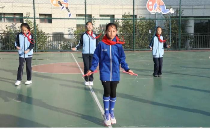 12岁女孩跳绳破世界纪录，3分钟单摇跳1056次夺冠

刚刚在网上看到这一消息，