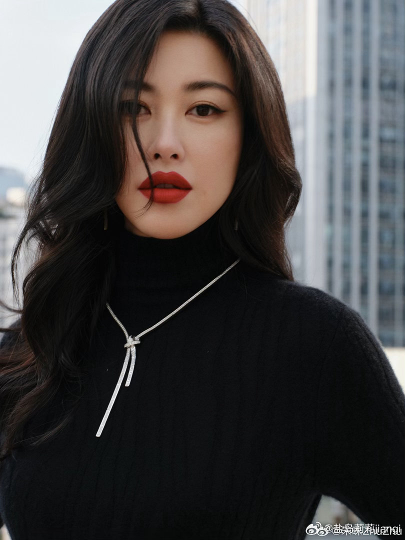 朱珠内娱收藏主理人典雅白的东方奢华，高级又有韵味朱珠的审美真的绝。和她一起看展，