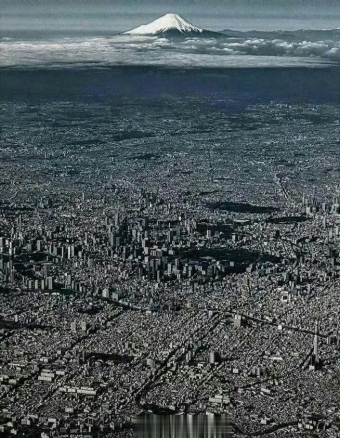 #两大台风或将相继侵袭日本#富士山，睁睁眼吧！看看你孕育的那些子民吧！看看他们祸