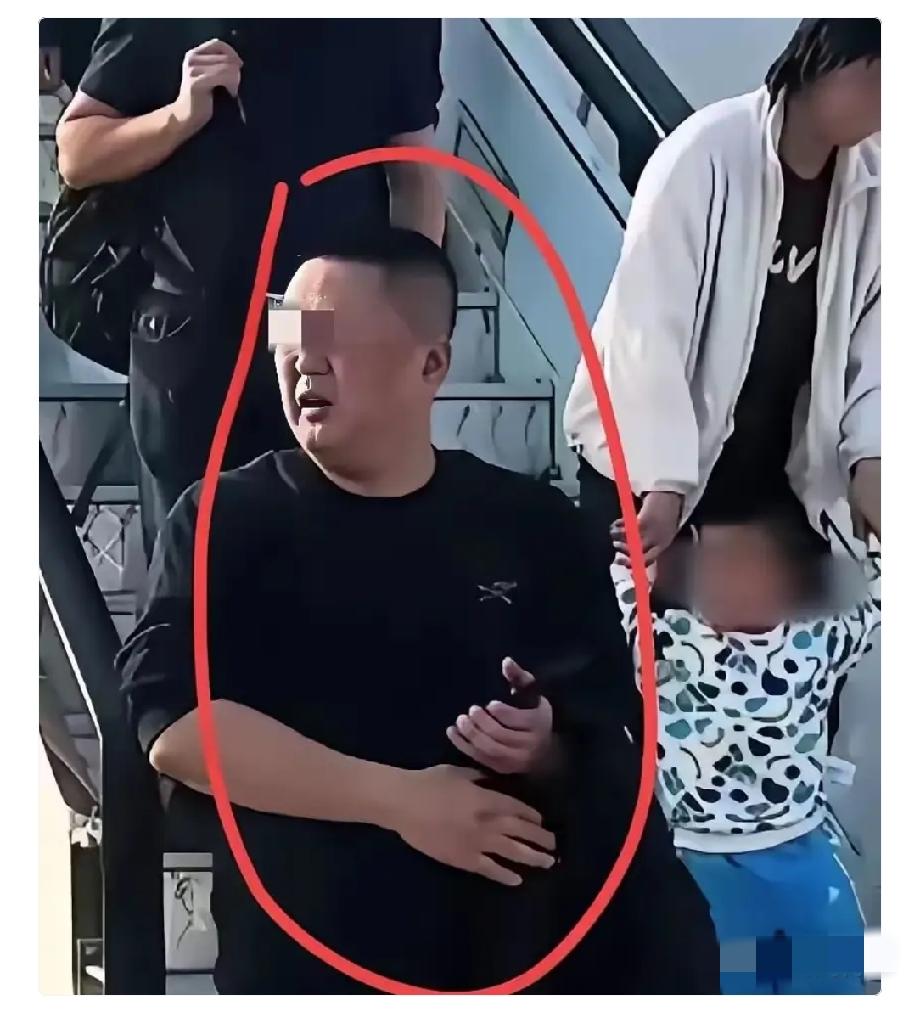 一看就不是善茬！网上传出东航航班上逼空姐下跪的欧某某，原来是这么一个看着普通的乘