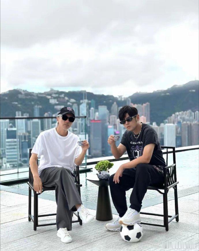 7月2日，周星驰在ins分享与周杰伦聚会照。二人阳台喝茶畅聊，笑容满面超惬意，氛