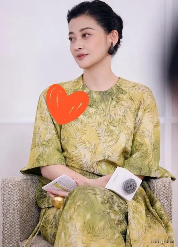 梅婷那条黄绿印花裙，算是把中年女性的体面那层纸捅破了。
大家都说她穿得有松弛感，