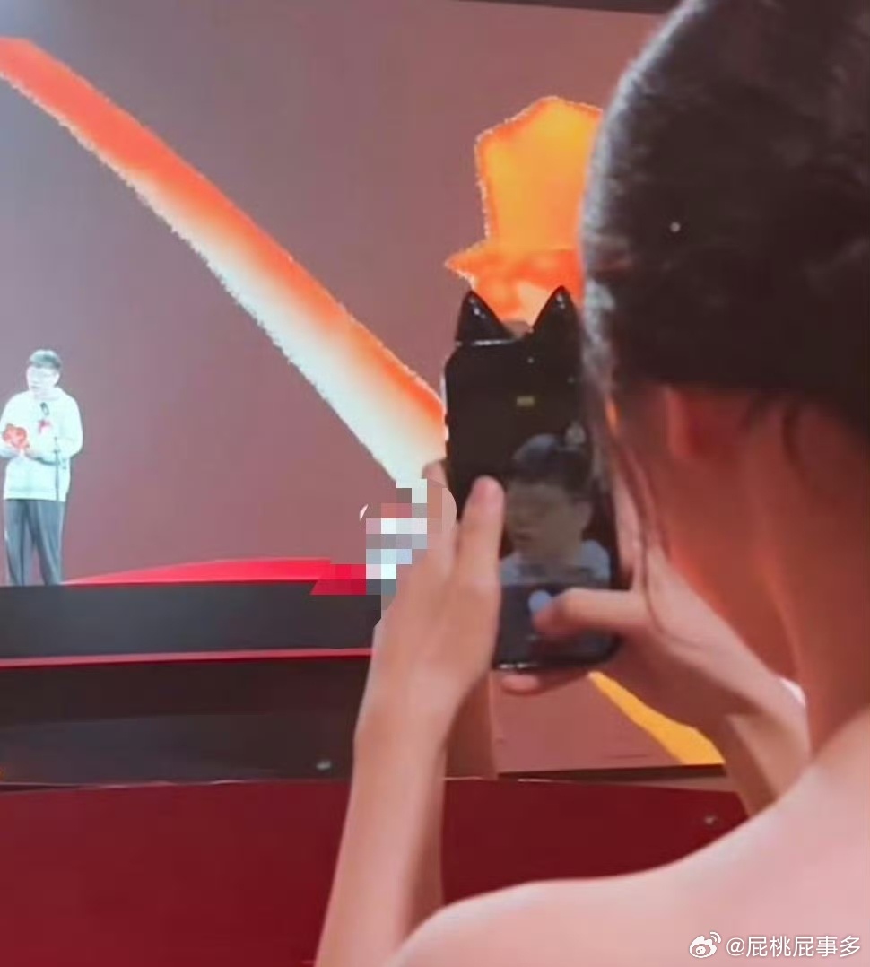 虞书欣从未缺席过永夜星河高光时刻虞书欣给王一栩拍大头贴哈哈哈哈哈哈哈哈哈欣欣子是