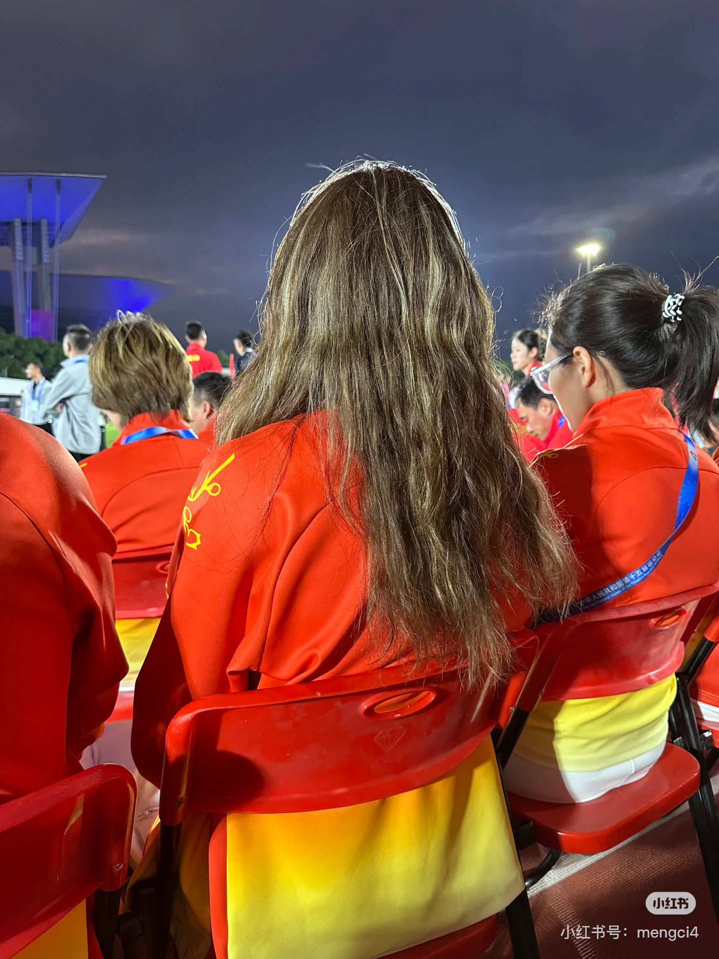 郑钦文担任湖北代表团旗手郑钦文亮相全运会开幕式全运开幕式湖北队服长这样[爱你] 