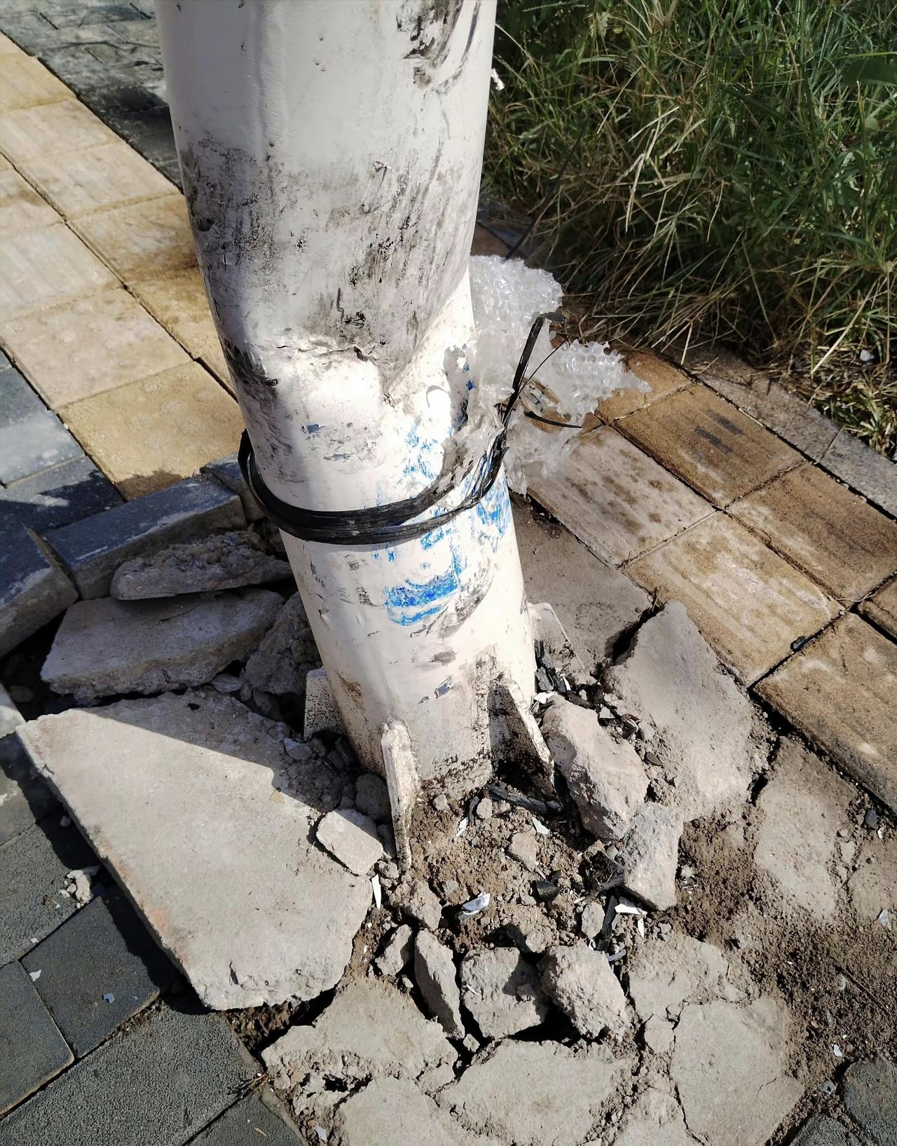 网友爆料：位于石家庄东二环与东岗路交叉口北行100米左右路东的路灯，不知是什么原