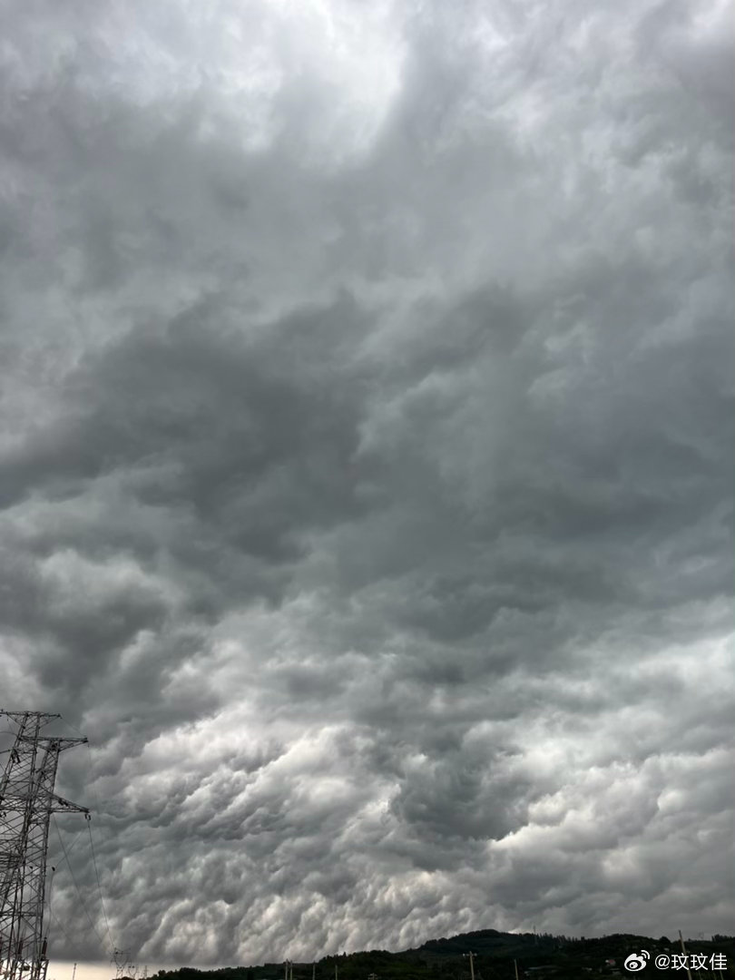 台风巴威可能正面登陆出门拿个快递，雨就下大了，等会再回去吧 