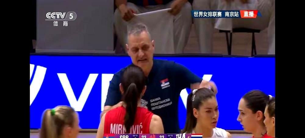 23-18领先，手握局点，眼看就要赢了，结果一传直接满天飞。

泰国女排被塞尔维