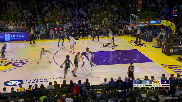 湖人老将詹姆斯真是太让人震惊了！在今天湖人主场迎战灰熊的比赛中，当时比赛进行到了