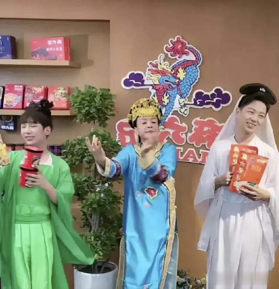 张兰为了卖货真是拼了，在直播间各种活拈手即来，好像没有她不会的，只是苦了两位男主