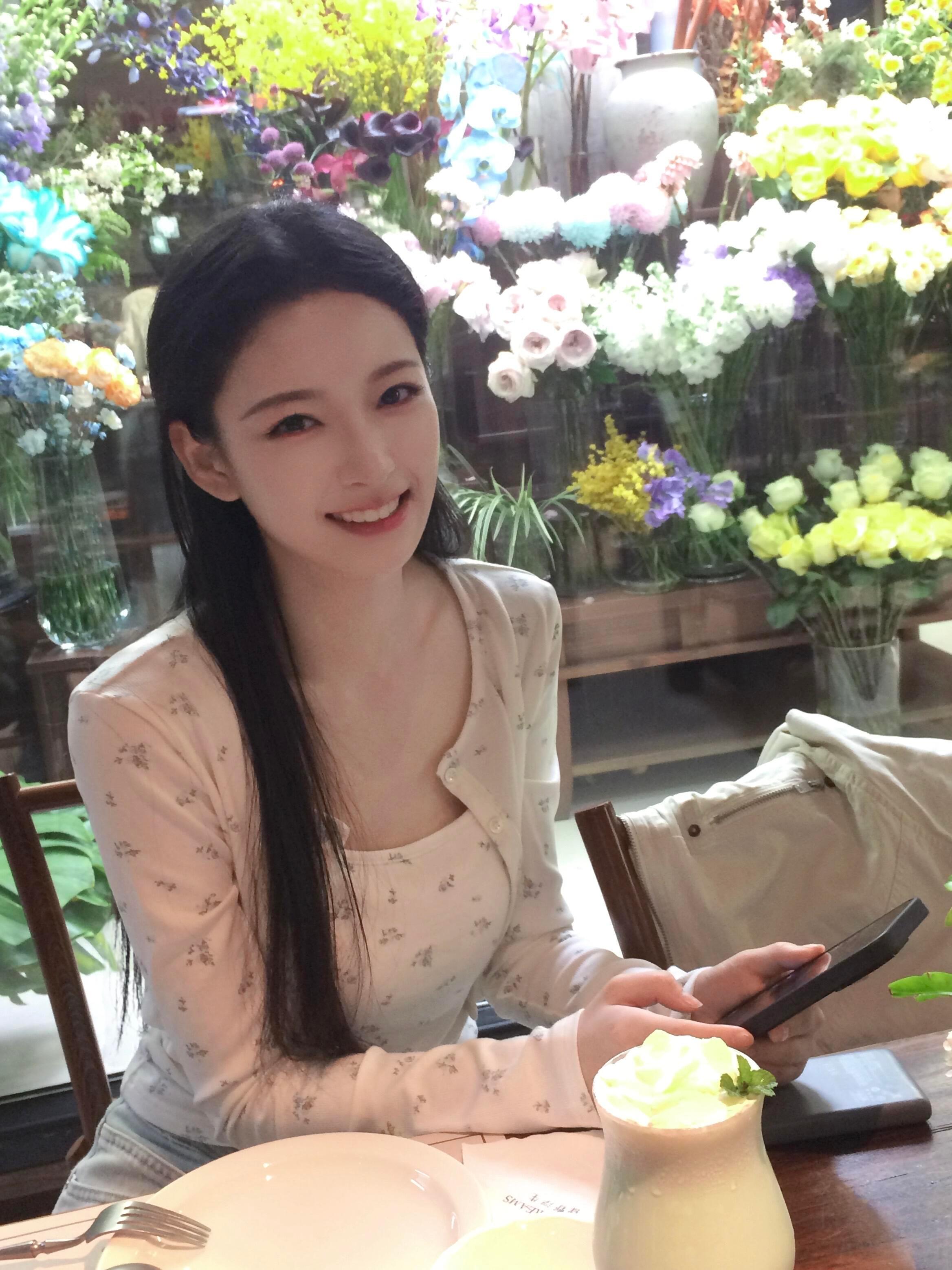 杨舒伊第一部戏就搭白鹿和丞磊原来莫离女二就是之前最美证件照杨舒伊 谁还记得当年那