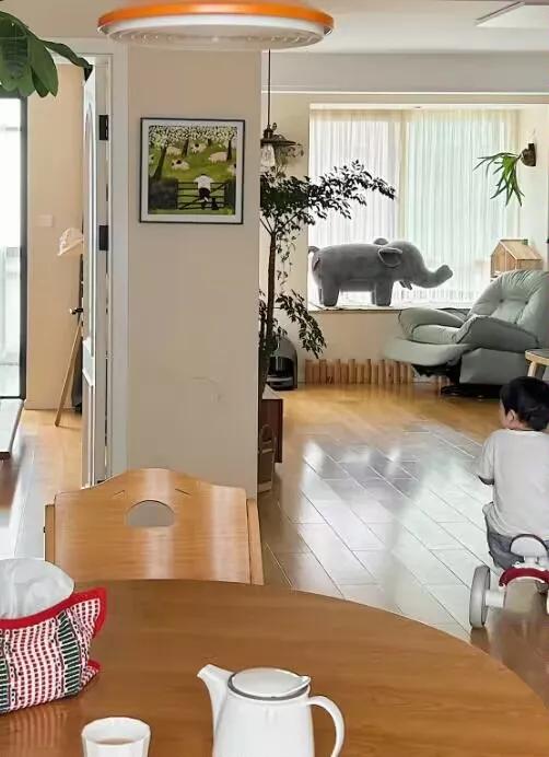 房价一直在降，幸好买了这个房子🏠
业主群里常在聊，房价又降了多少
我打开软件查