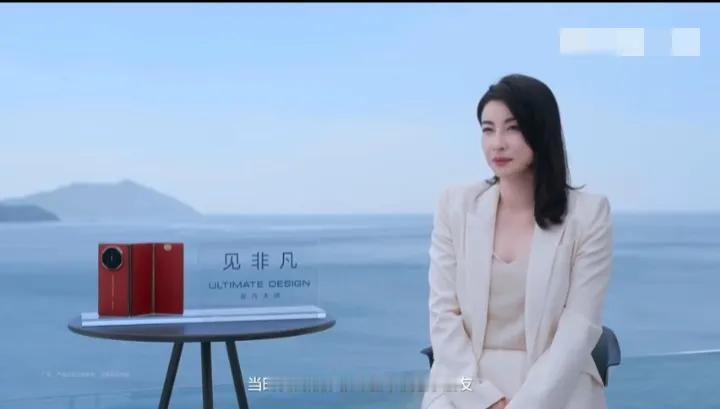 10月31日，著名跳水名将郭晶晶也为华为三折叠手机代言了！从平凡走向不平凡、敢于