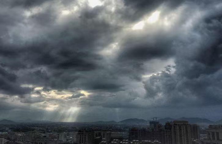 AI让中产收入缩水后，一场悄无声息的消费分层开始了。

最近跟一位金融圈资深人士