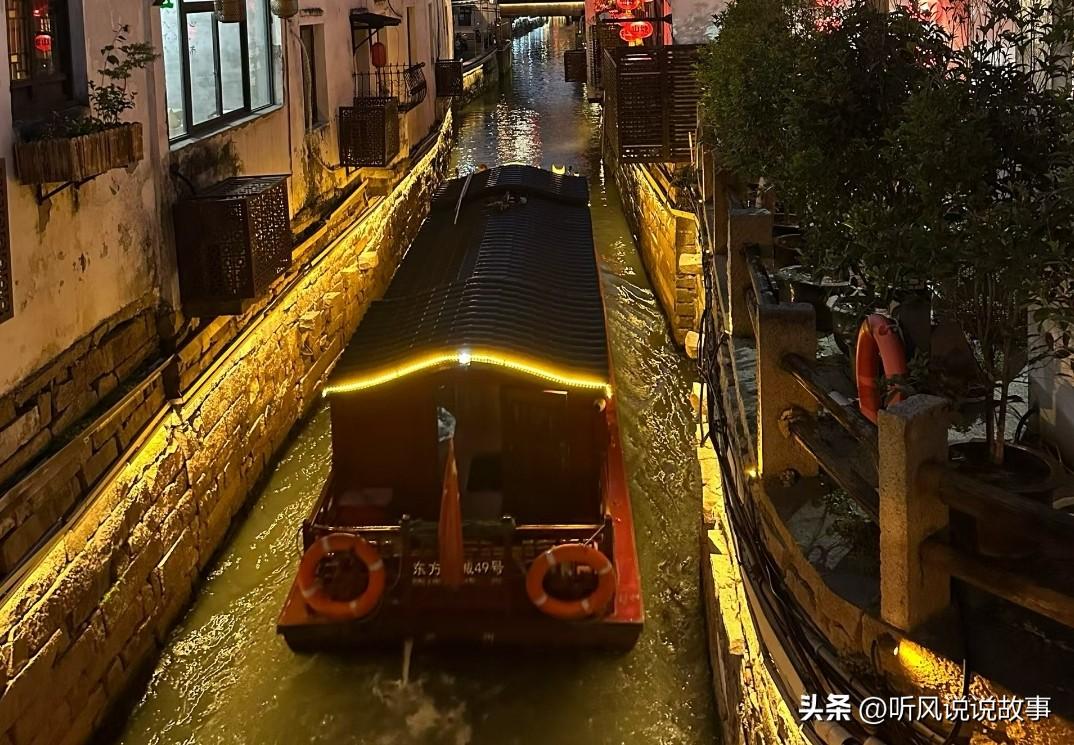 ❤️没有丝竹乱耳，只有晨光与清唱。独上兰舟，雁字回时，“我们留不住时间，但可以留