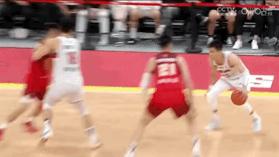 “王炸了”！这技术，简直天下无双！难得一见！只见艾伦一个“胯下”运球、两个“虎步