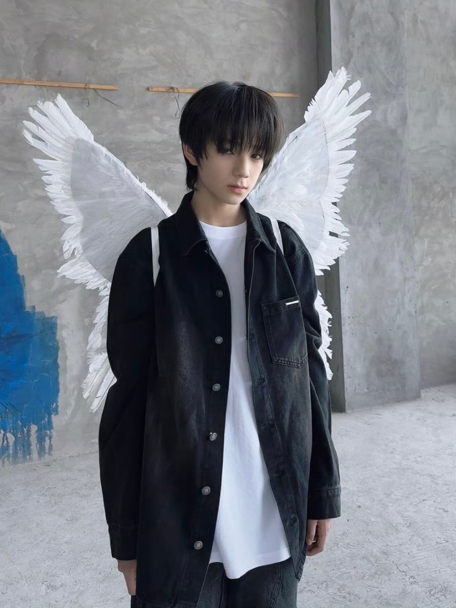 王橹杰手机壳是天使和蛇🪽🐍这太符合王橹杰的人设了哈哈哈哈哈。。王橹杰新手机壳