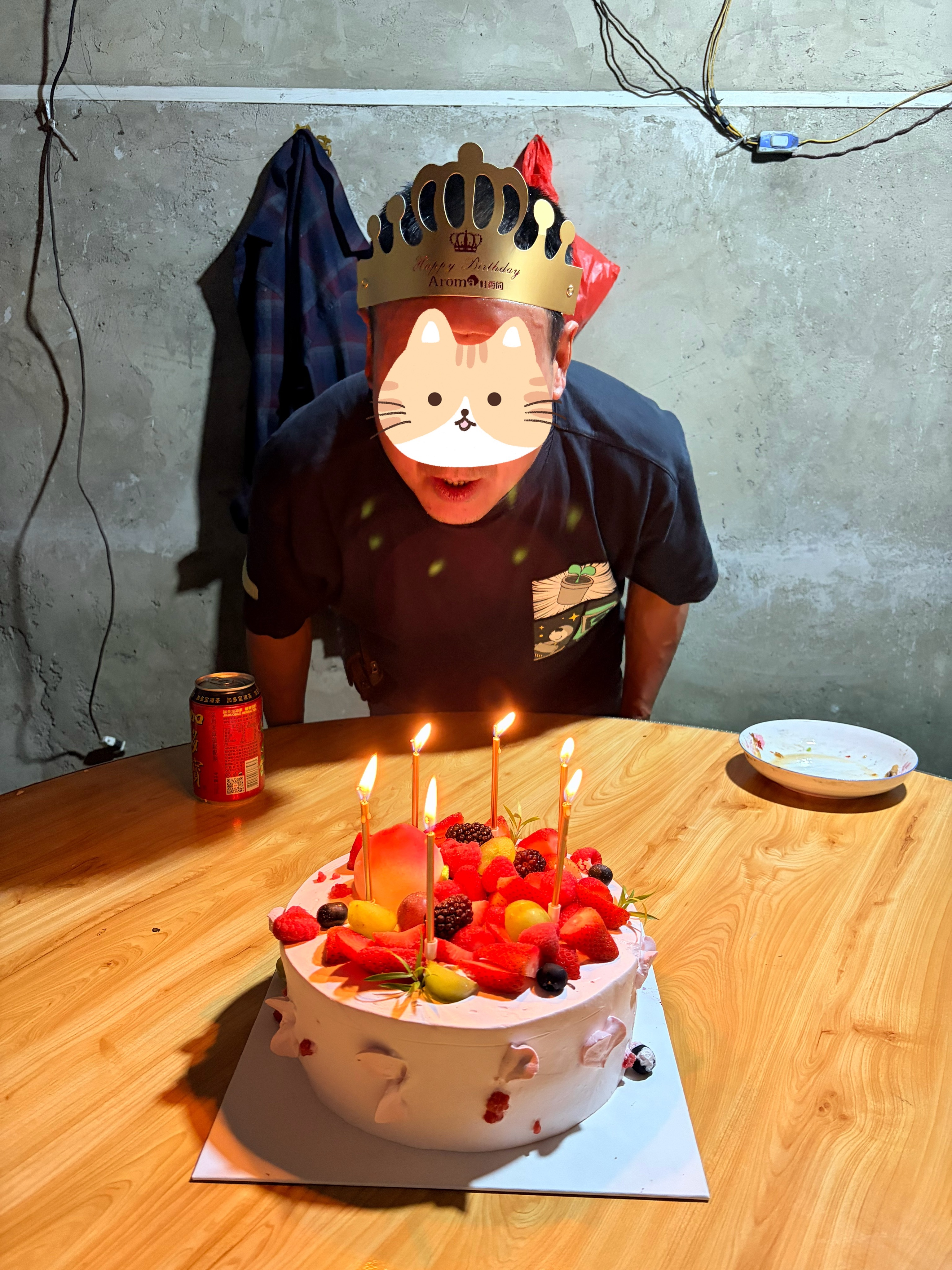 老爸 60 岁生日，说他第一次吃蛋糕。希望他身体健康，长命百岁，60 岁正是奋斗