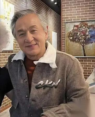 成龙终于松口了？

温哥华的汇款单藏着多少故事

70岁的成龙，终究没扛过血脉里