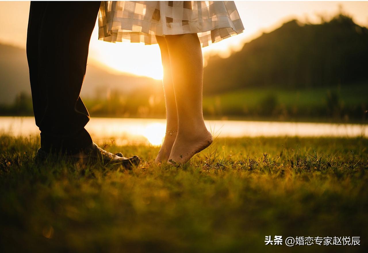 男人回归家庭后，仍和外面女人藕断丝连，我教你用这3个方法对付他。
 
问：我老公