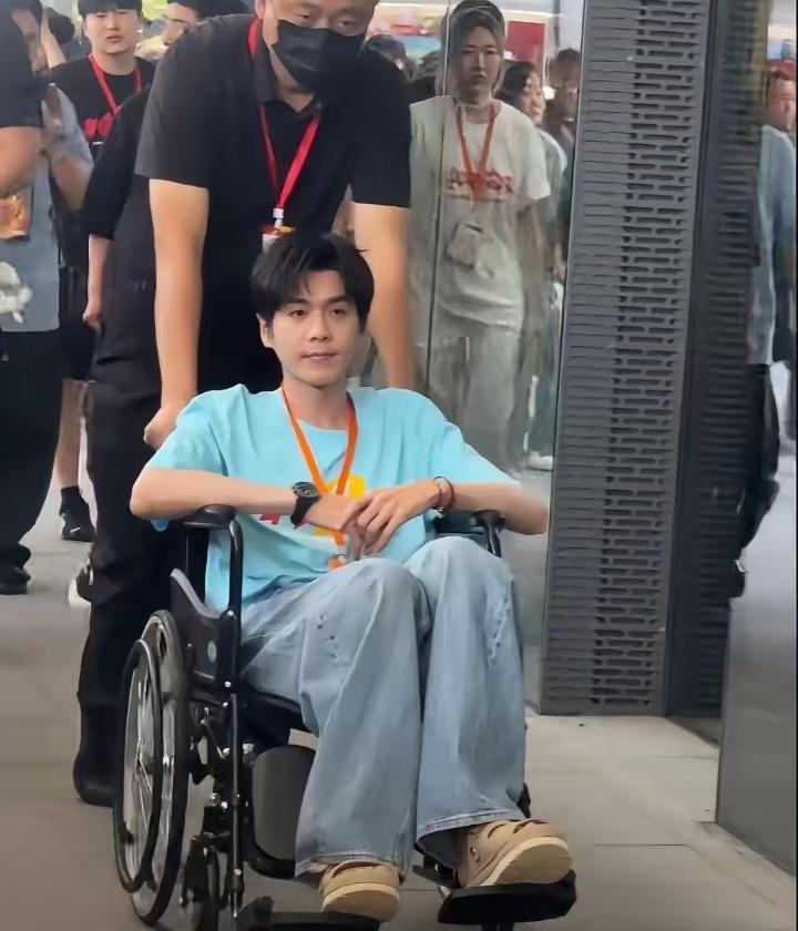 张若昀坐轮椅跑杭州路演原因终于理清！原来是拍摄新剧时意外扭伤脚踝，受伤快20天了