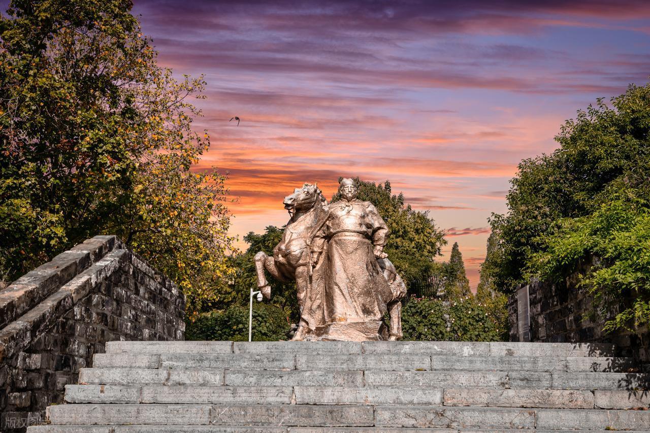 朱元璋把一棵柿子树封侯，只因为它曾经救过朱元璋的命
元朝末年，朱元璋在流亡逃难途