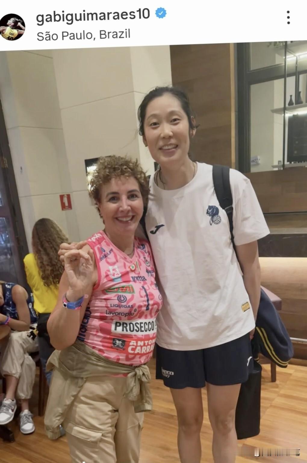 看与朱婷合影的，这谁[呲牙]
没错，加比的妈妈也很喜欢朱婷，世俱杯期间，她除了关