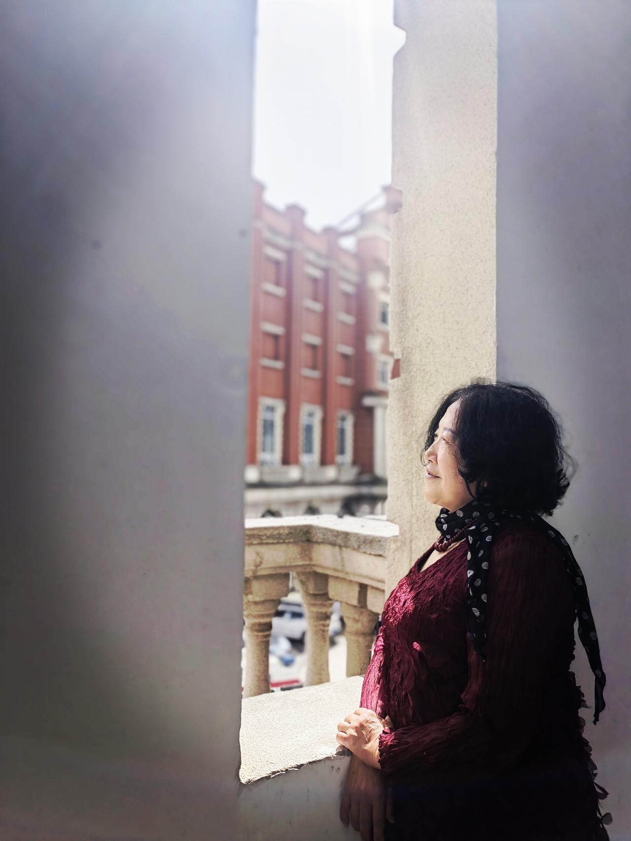 最有责任感的男人
会把妻儿置于首位
在家中，他绝不对妻子动怒
始终觉得妻子的话都