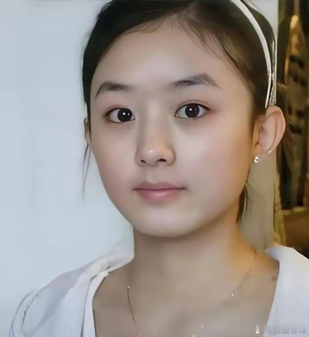 18岁的赵丽颖长得好美啊，一张标准的鸭蛋脸简直美极了，皮肤也白嫩有光泽度，看起来